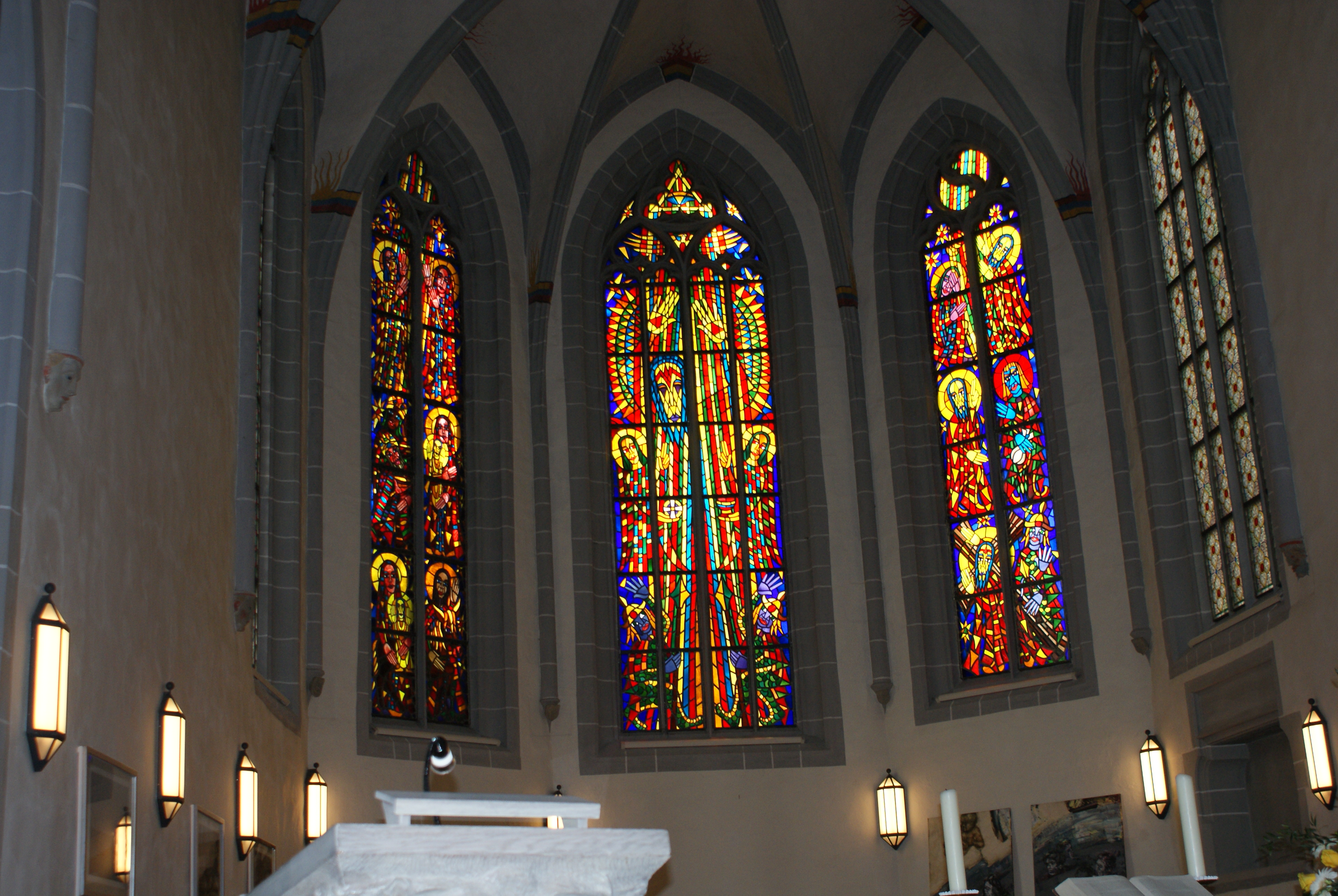 die nach dem Krieg erneuerten und von Martin Domke gestalteten Fenster der Michaelskirche
